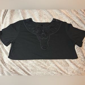 Black women’s size Large detailed neck tee shirt
